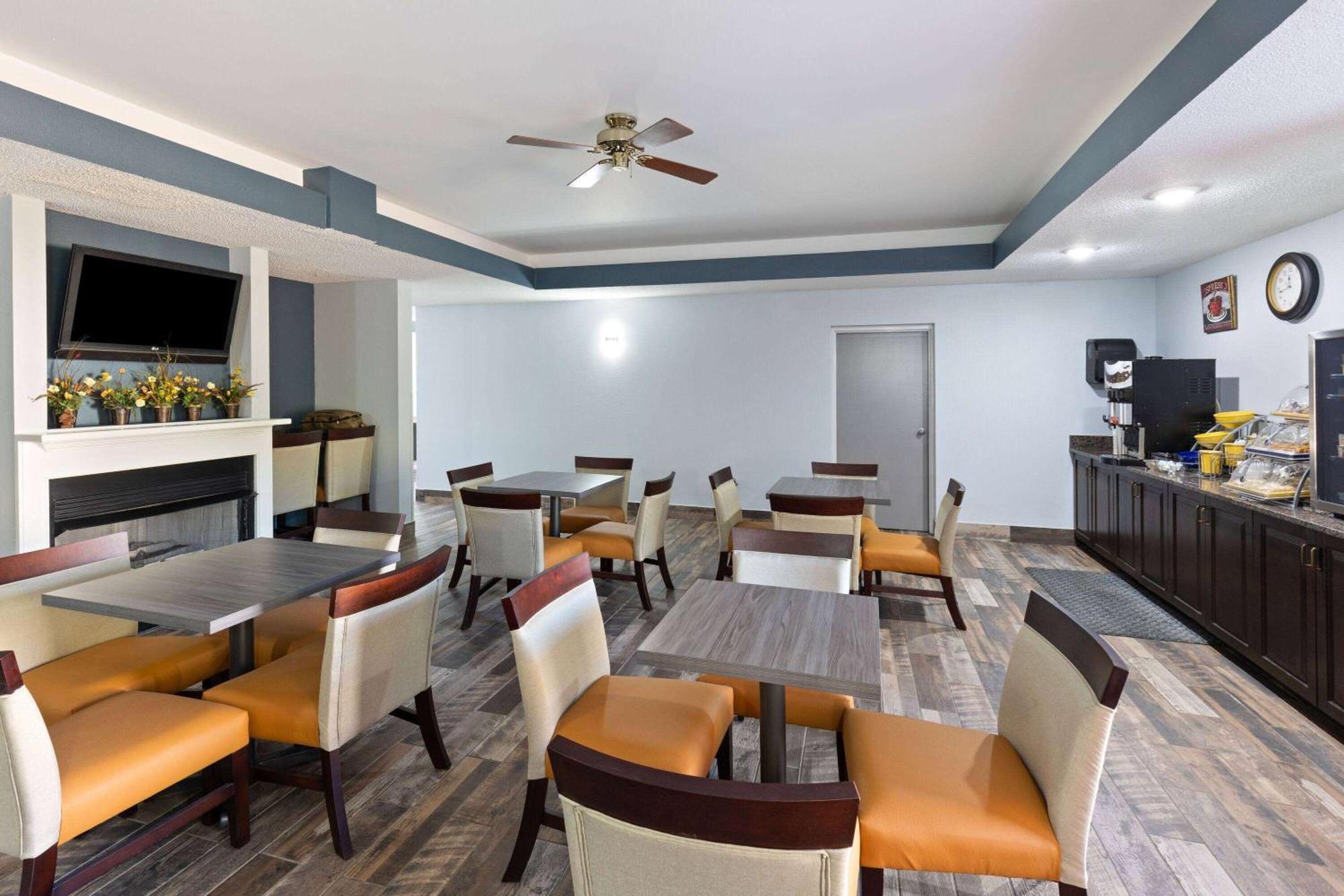 Baymont By Wyndham Creedmoor Hotel Exterior foto
