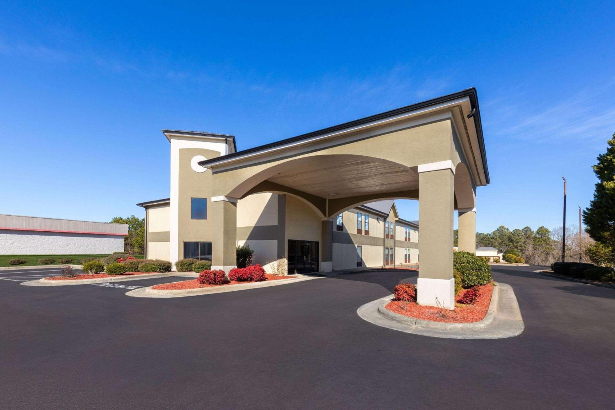 Baymont By Wyndham Creedmoor Hotel Exterior foto