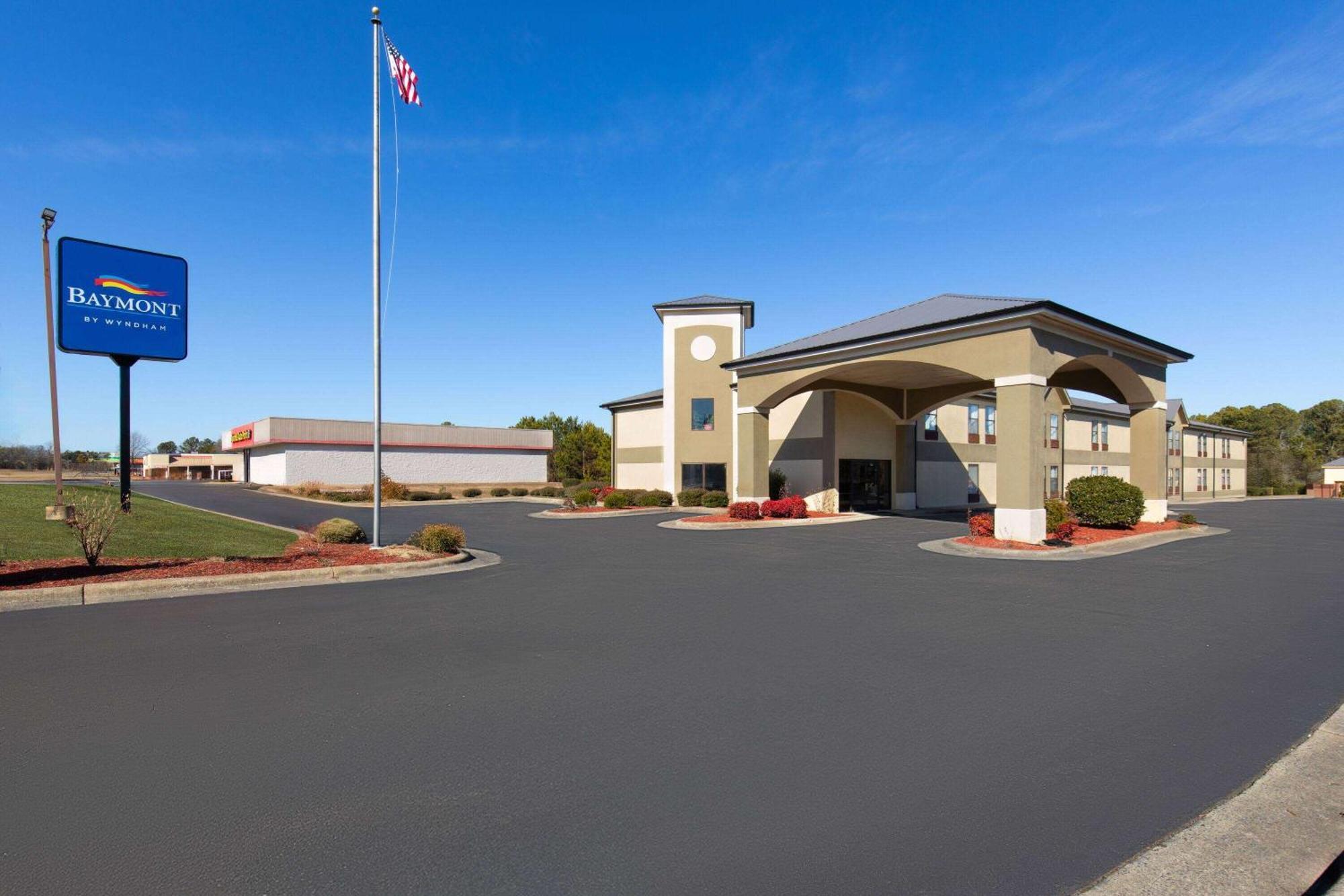 Baymont By Wyndham Creedmoor Hotel Exterior foto