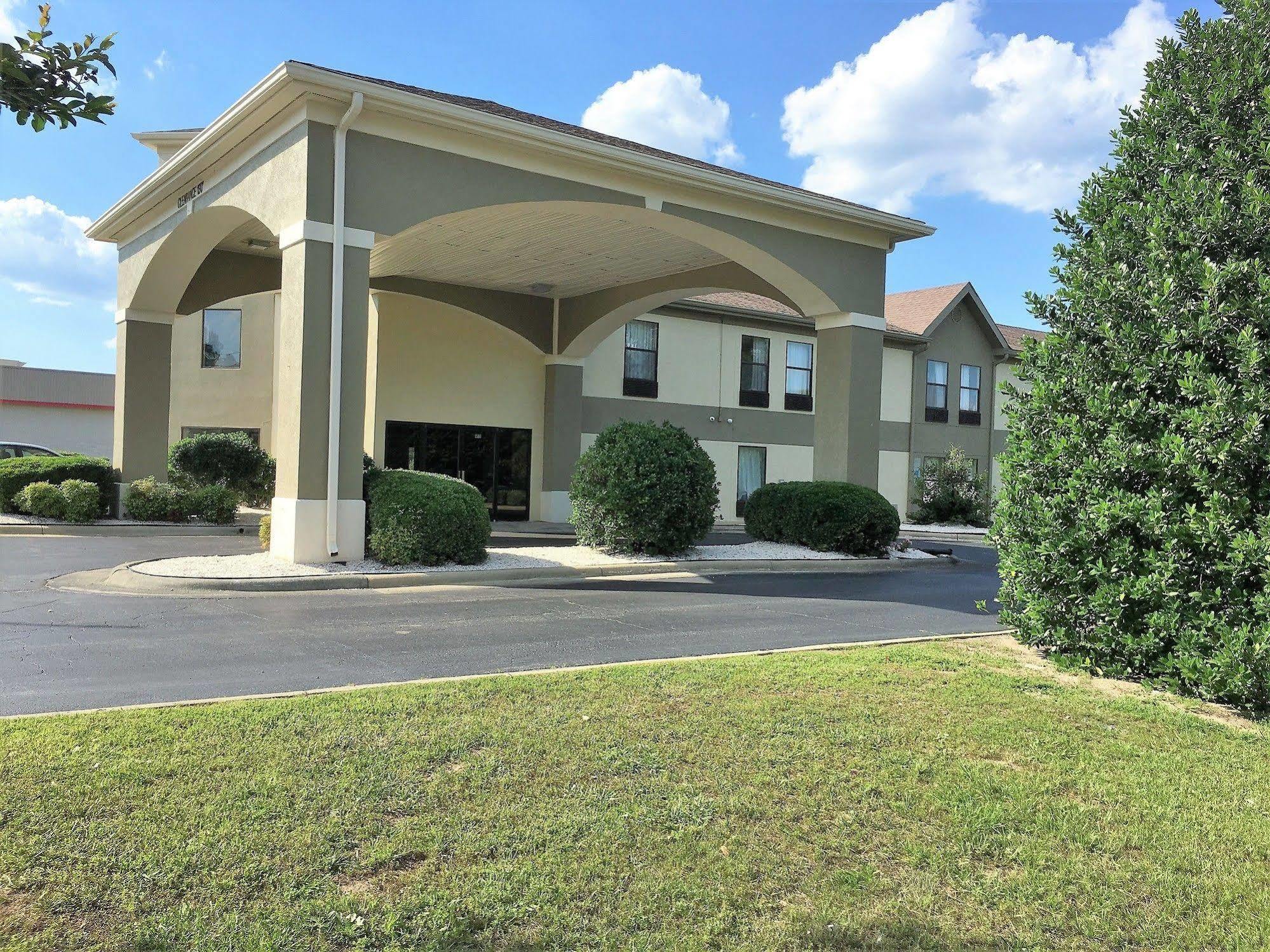 Baymont By Wyndham Creedmoor Hotel Exterior foto